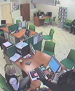 To on napadł z bronią na pracownicę banku - zobacz film