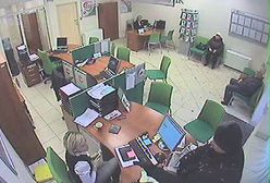 To on napadł z bronią na pracownicę banku - zobacz film