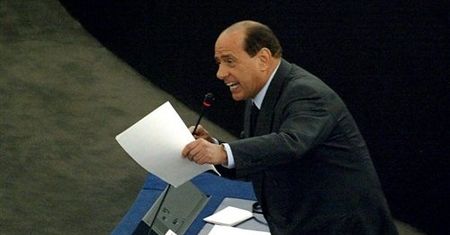 Berlusconi znów śpiewa piosenki miłosne