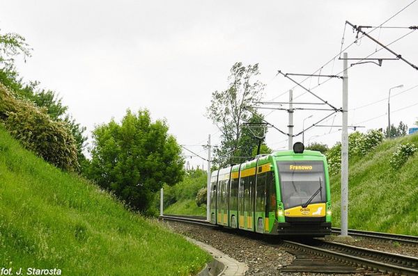 Kobieta położyła się na torach przed jadącym tramwajem. Uratował ją refleks motorniczej