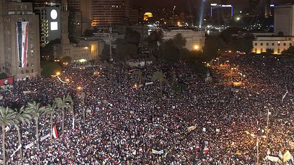 Tłum demonstrantów na ulicy Kairu