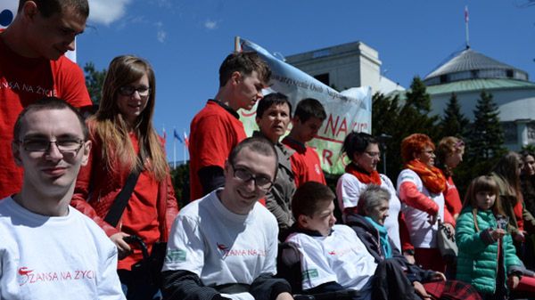 Niepełnosprawni, ich opiekunowie oraz fizjoterapeuci wzięli udział w Manifestacji Godności Osób z Niepełnosprawnościami