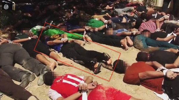 Kadr z nagrania wideo, które Państwo Islamskie umieściło na YouTubie. Iracki rekrut rozpoznał się wśród ofiar