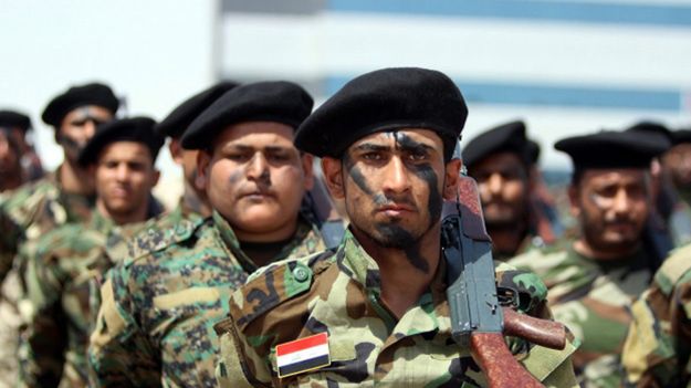 Szyiccy ochotnicy podczas parady w Basrze