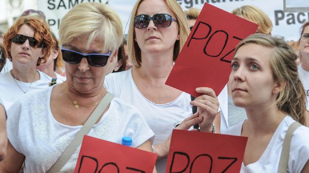Pielęgniarki Podstawowej Opieki Zdrowotnej i pielęgniarki Medycyny Szkolnej protestują przed Ministerstwem Zdrowia