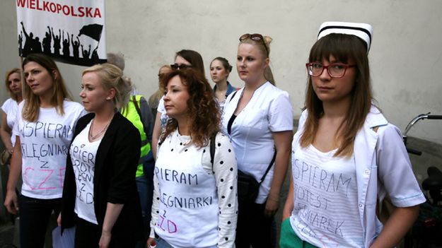 Protest pielęgniarek i położnych przed gmachem Ministerstwa Zdrowia w Warszawie
