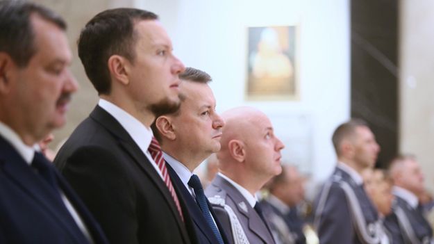 Wiceminister Tomasz Zdzikot (obok szefa MSW Mariusza Błaszczaka)