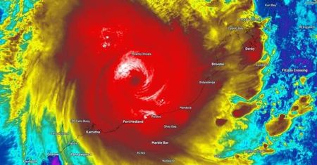 Cyklon Ilsa uderza w zachodnią Australię z siłą piątej kategorii – tysiące ludzi ewakuowanych i ogromne szkody w mieście Port Hedland.