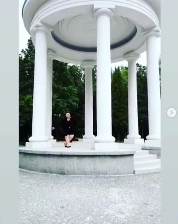 Dominika Gwit tańczy między kolumnami - Instagram