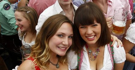 Śliczne dziewczyny Oktoberfestów