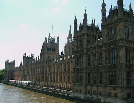 Aresztowano mężczyznę, który spędził noc na dachu parlamentu w Londynie