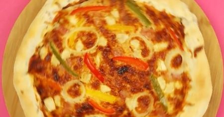 Kolorowa pizza na cieście Hot-Dog z kurczakiem, papryką, boczkiem i cebulą inspirowana przepisem z menu Domino's Pizza
