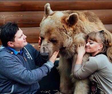 Para ma nietypowe zwierzę. Rosjanie mieszkają z niedźwiedziem