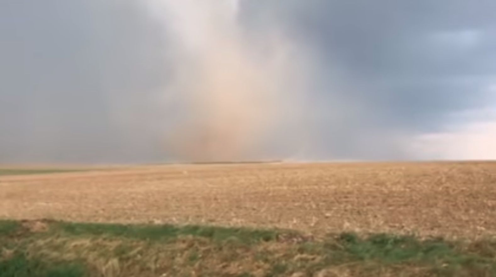 Tornado szkwałowe na Opolszczyźnie. Unosiło pył i piasek, mogło zrywać dachy