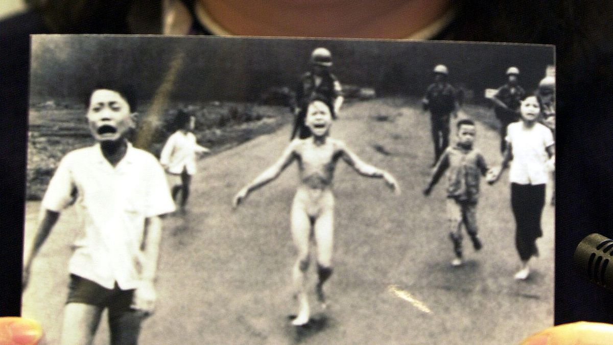 /GJ/ V18 - 20001123 - VALENCIA, SPAIN : Vietnamese Phuc Phan Thi shows the Pulitzer Price 1973 winning picture of her fleeing napalm bombs during the Vietnam War, Thursday 23 November 2000, at the World Forum of Women against violence in Valencia, southeast Spain on Thursday 23 November 2000.  EPA PHOTO EFE/ALBERTO ESTEVEZ