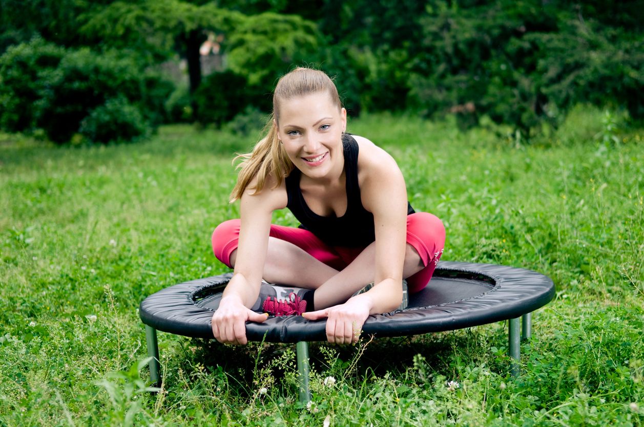 Jumping fitness. Zasady i efekty ćwiczeń na trampolinie