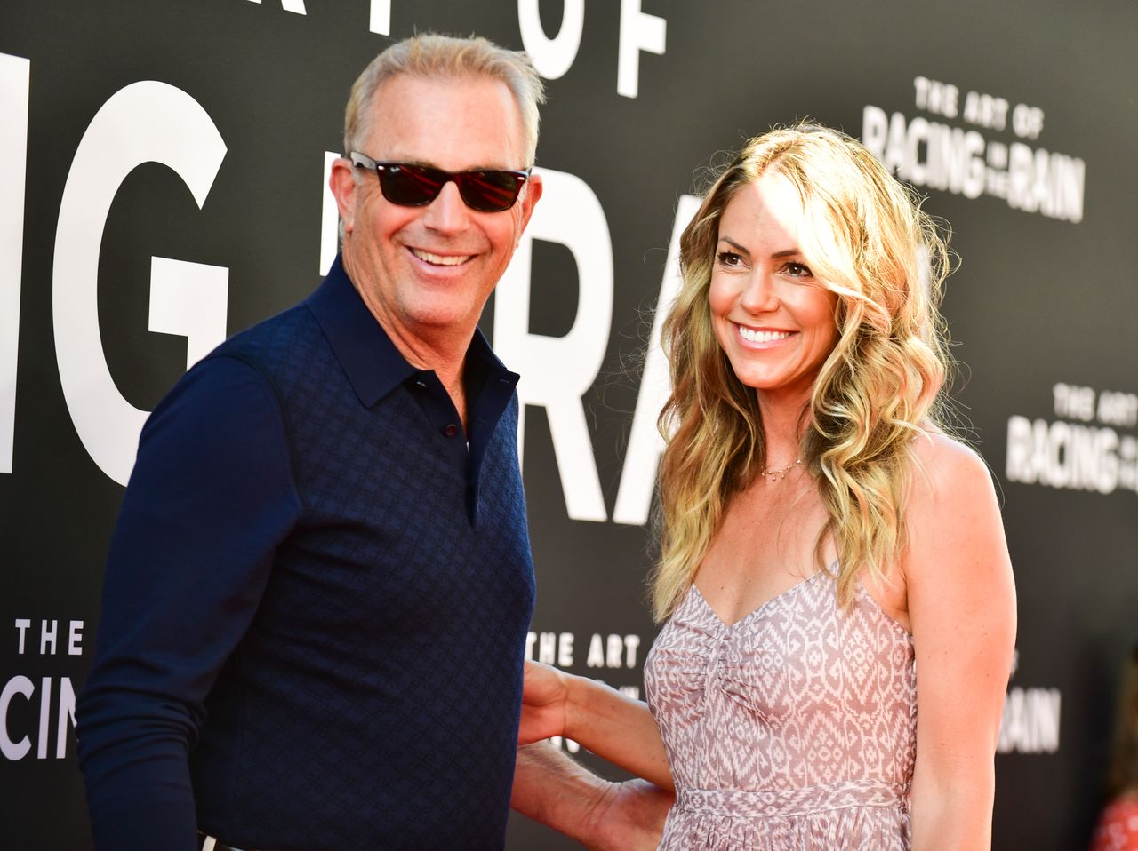 Kevin Costner z piękną żoną na czerwonym dywanie. Ma 64 lata, ona o 19 mniej