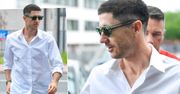 Robert Lewandowski eksperymentuje z trendami. W szerokich i przykrótkich spodniach przyleciał do Warszawy. Oficjalnie potwierdził zakończenie współpracy z Bayernem