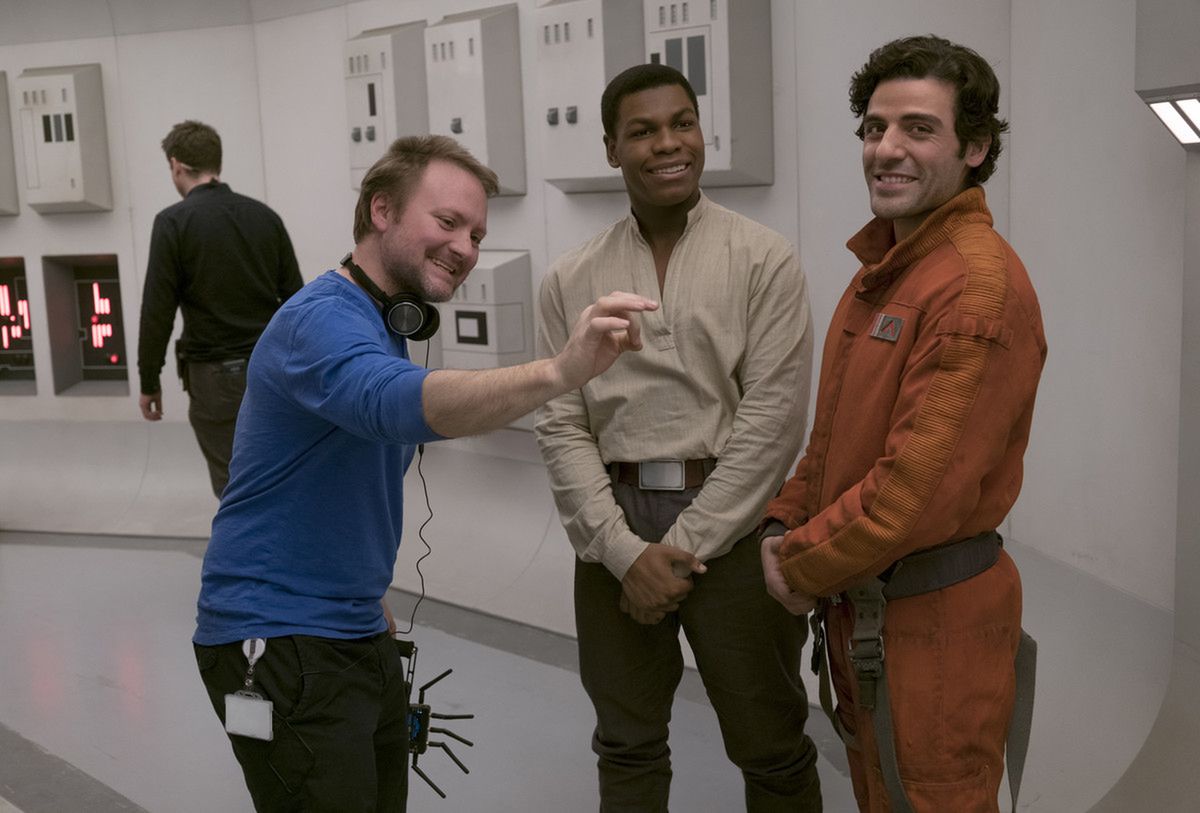 Rian Johnson, John Boyega (Finn) i Oscar Isaac (Poe Dameron) na planie "Ostatniego Jedi"