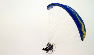 Stare Kraszewo. Paralotniarz spadł z wysokości 10 metrów