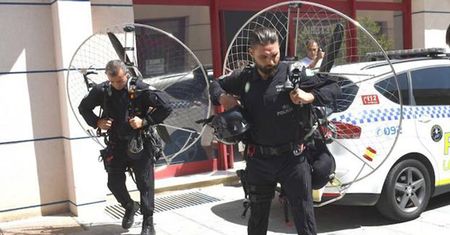 Nowe wyposażenie policji. Dostali paralotnie