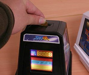 Retro mini-automat do gier z funkcją skarbonki