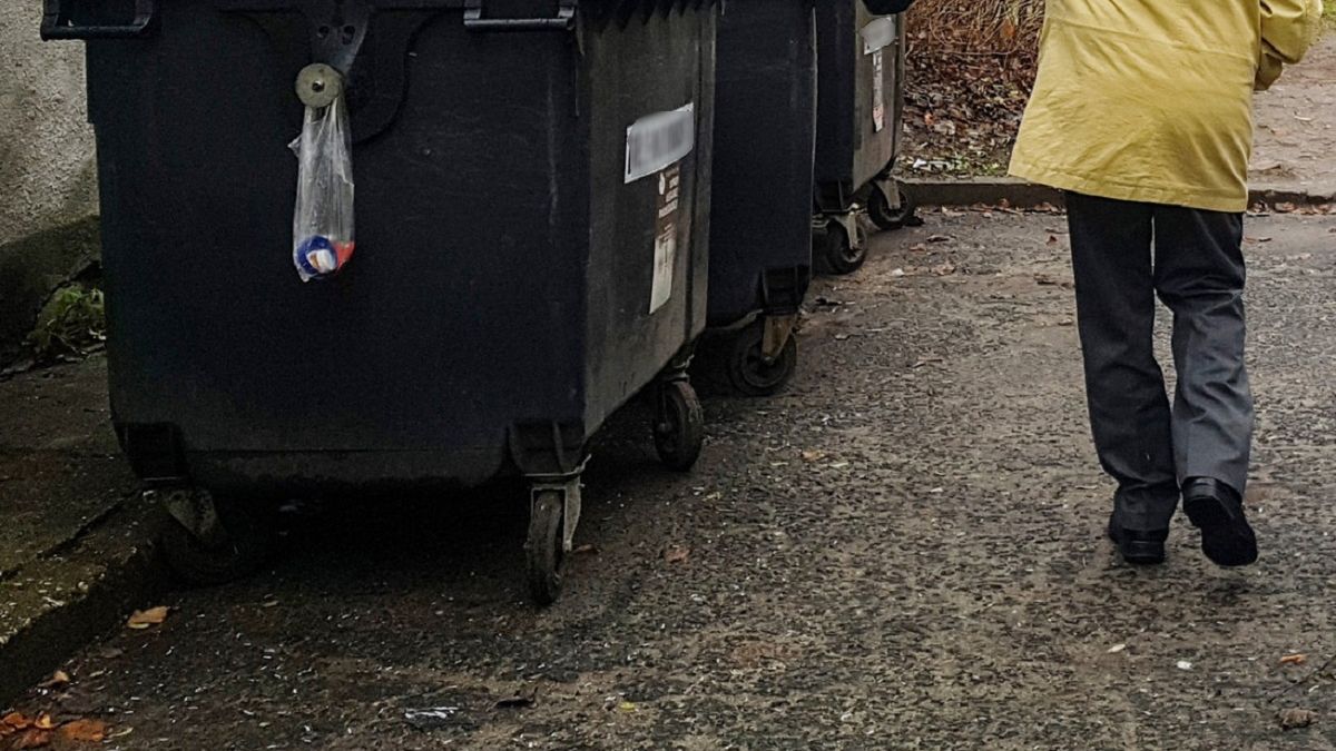 Policjantów z komisariatu w Rembertowie wezwał mężczyzna, który przyznał, że zamknął w kontenerze włamywacza.