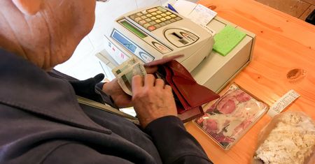 Koronawirus. Seniorzy nie chcą płacić kartą. Wystawiają siebie i innych na ryzyko