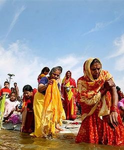 Miliony Hindusów zmywa grzechy w świętych wodach Gangesu