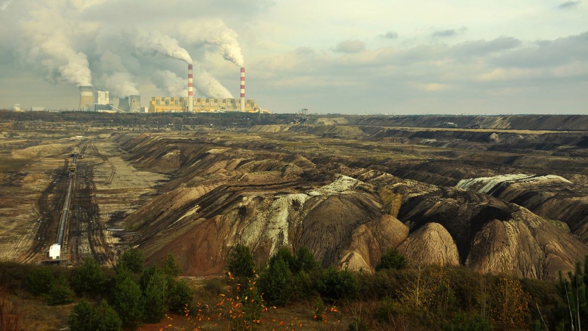 Taki księżycowy krajobraz wkrótce może zająć kolejne tereny województwa łódzkiego. Odkrywka w okolicach Złoczewa każe zadać pytania o jej ekonomiczny sens