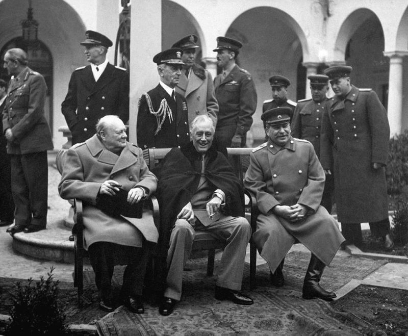 Brytyjczycy zachowali furtkę, umożliwiającą przyszłą współpracę ze Stalinem – co przydało się po agresji Niemiec na ZSRR w 1941 roku. Zdjęcie z konferencji jałtańskiej w 1945 roku 