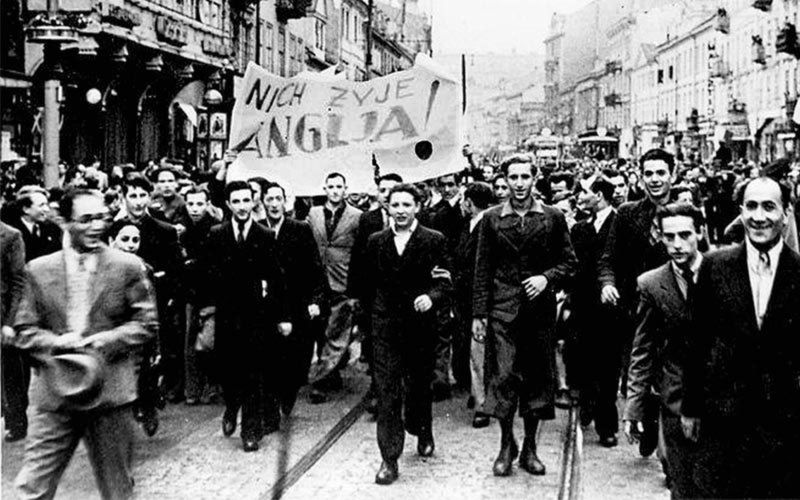 Ludność Warszawy manifestuje pod ambasadą brytyjską 3 września 1939 roku, po wypowiedzeniu przez Wielką Brytanię wojny Niemcom 