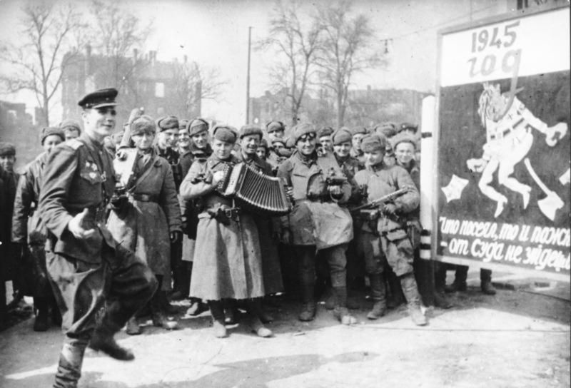 Czerwonoarmiści! Niemieckie kobiety są wasze! Sowieckie gwałty w Prusach i Berlinie