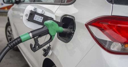 Ograniczają wydobycie ropy. Co z cenami na stacjach? Analitycy komentują
