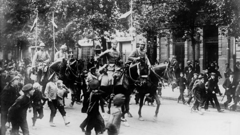 Maria Rodziewiczówna w reportażu "Lato 1915" pokazała inną stronę I wojny światowej. Na zdjęciu wkroczenie kawalerii niemieckiej do Warszawy 5 sierpnia 1915.