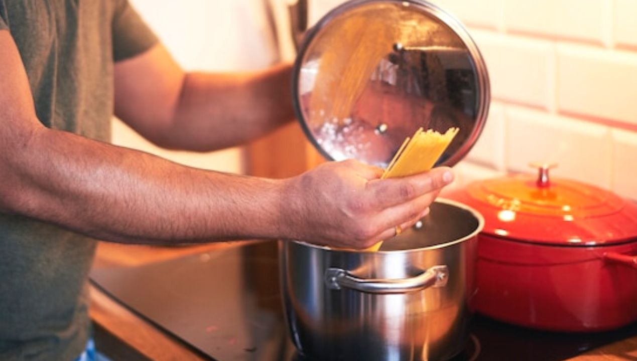Jak oszczędnie gotować? Noblista przypomina znaną, ale zapomnianą metodę gotowania makaronu