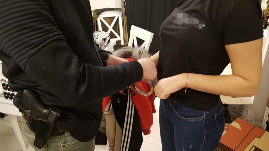 Warszawa. Policja zatrzymała 7 osób, w wieku od 17 do 43 lat, które miały handlować fałszywymi ubraniami i kosmetykami