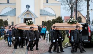 Emocjonalny pogrzeb nastolatek z Tryńczy.  Ludzie mdleli w czasie ceremonii
