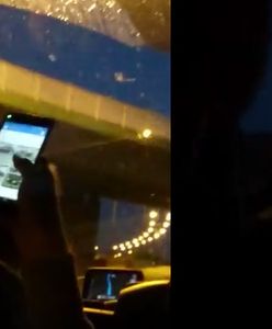 Kierowca busa, zamiast patrzeć na drogę, przegląda Facebooka. Nagranie oburzyło tysiące internautów