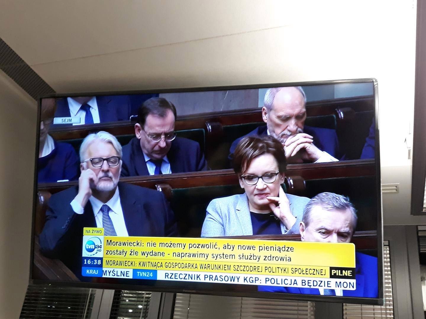 Antoni Macierewicz podczas przemówienia nowego premiera. 