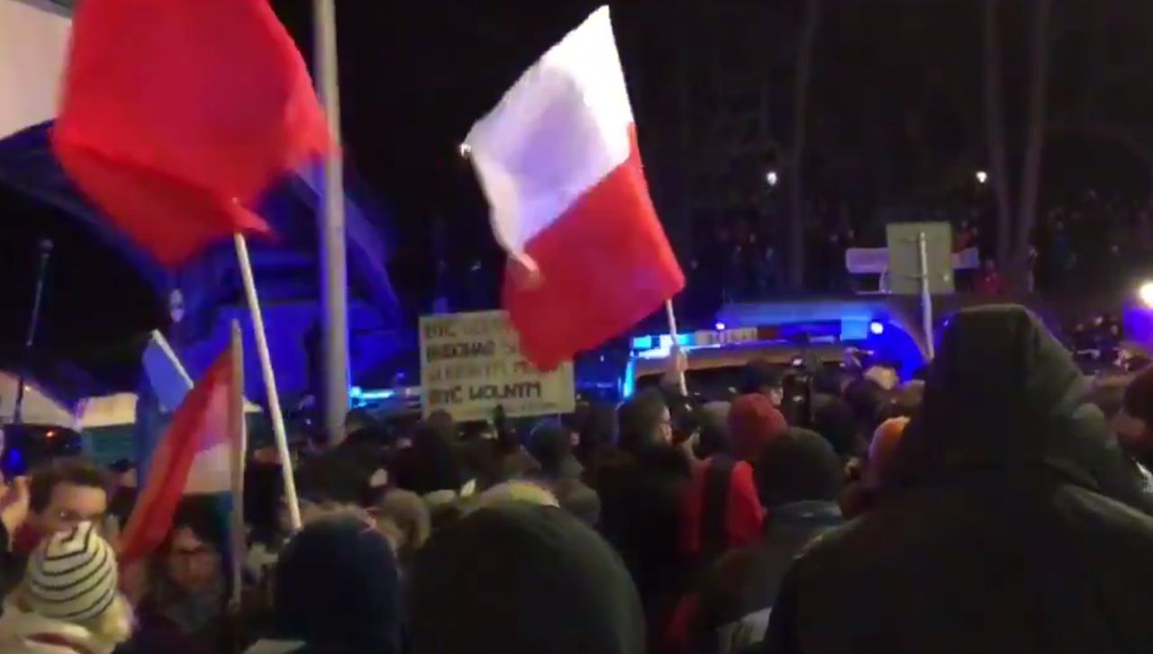 Protesty w stolicy. Ranny policjant, kilkanaście osób zatrzymanych