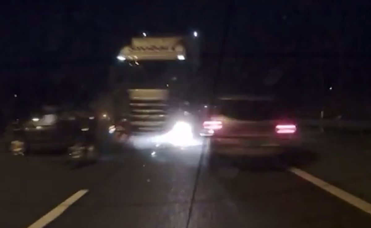 Polski kierowca ciężarówki zasnął podczas jazdy po brytyjskiej autostradzie. Nagranie przeraża