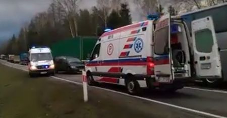 Wypadek na drodze krajowej. Jedna osoba nie żyje, cztery są ranne