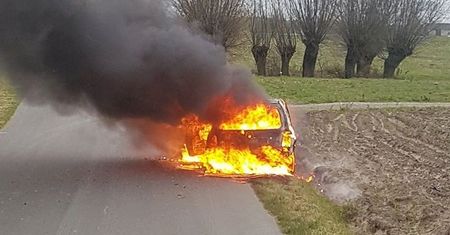 Samochód płonął na jednej z wiejskich dróg. Nie wiadomo, do kogo należą szczątki