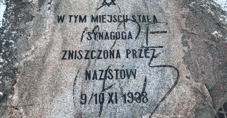 Zdewastowany pomnik upamiętniający spaloną synagogę. Wandale napisali dwa słowa
