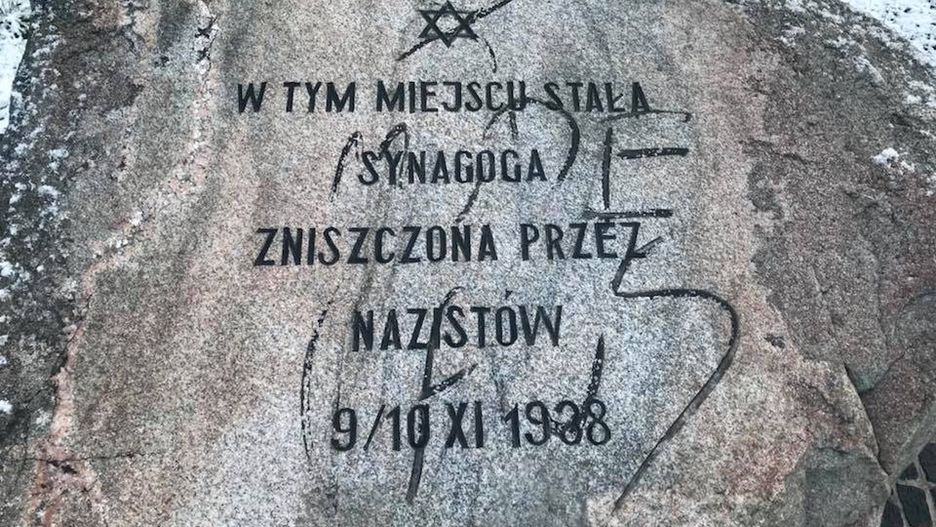 Zdjęcie zniszczonego pomnika