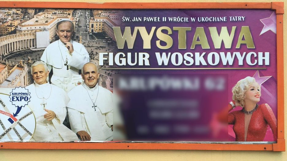 Reklama wystawy figur woskowych na Krupówkach.