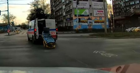 Karetka zgubiła nosze w trakcie jazdy. Kuriozalne nagranie z Wrocławia