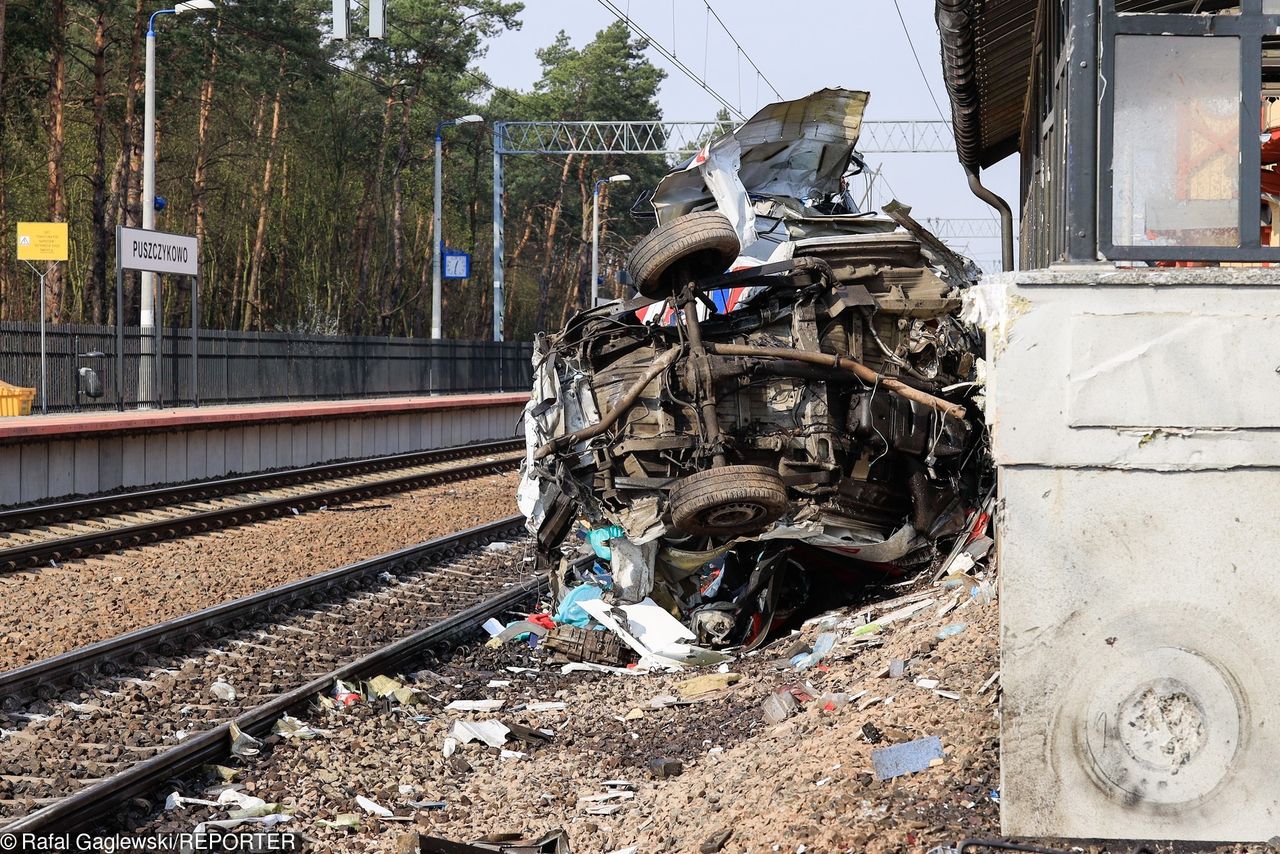 Karetka zderzyła się z pociągiem. Śmiertelny wypadek w Puszczykowie