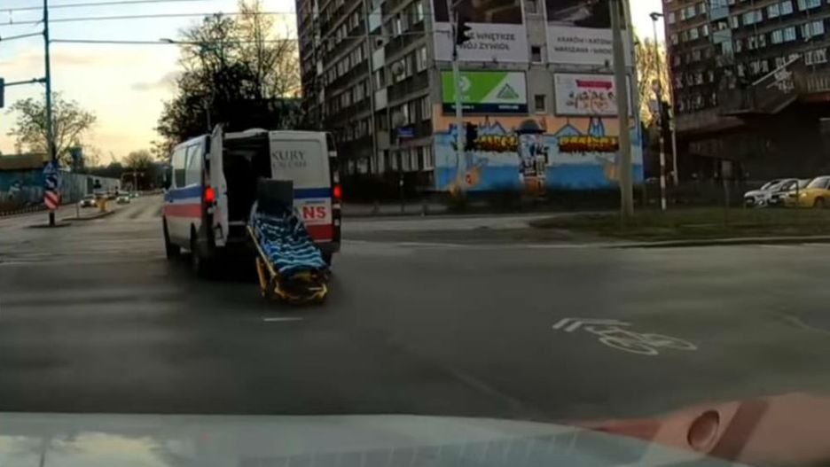 Wrocław. Karetka pogotowia w trakcie jazdy gubi nosze.